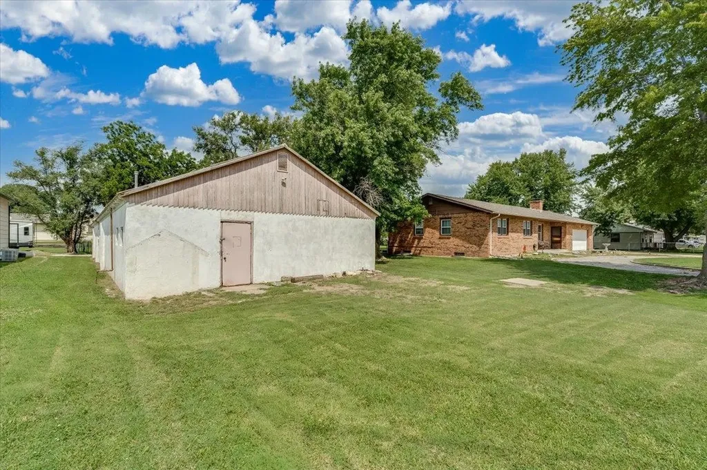 211 S Commercial Avenue Sedgwick KS 67135