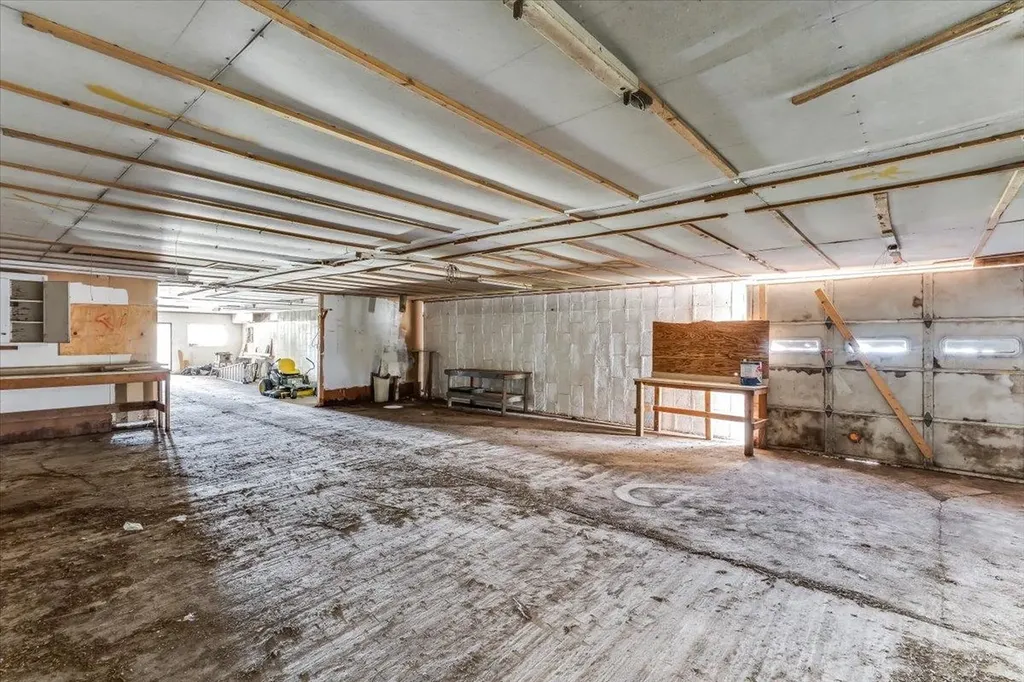 211 S Commercial Avenue Sedgwick KS 67135