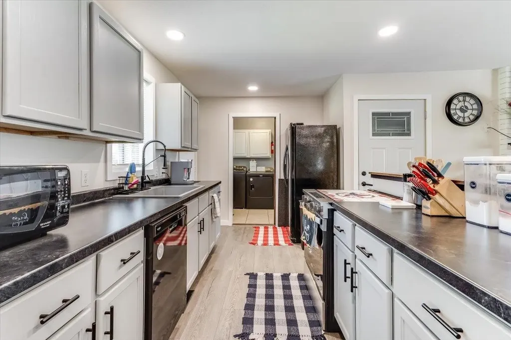 211 S Commercial Avenue Sedgwick KS 67135