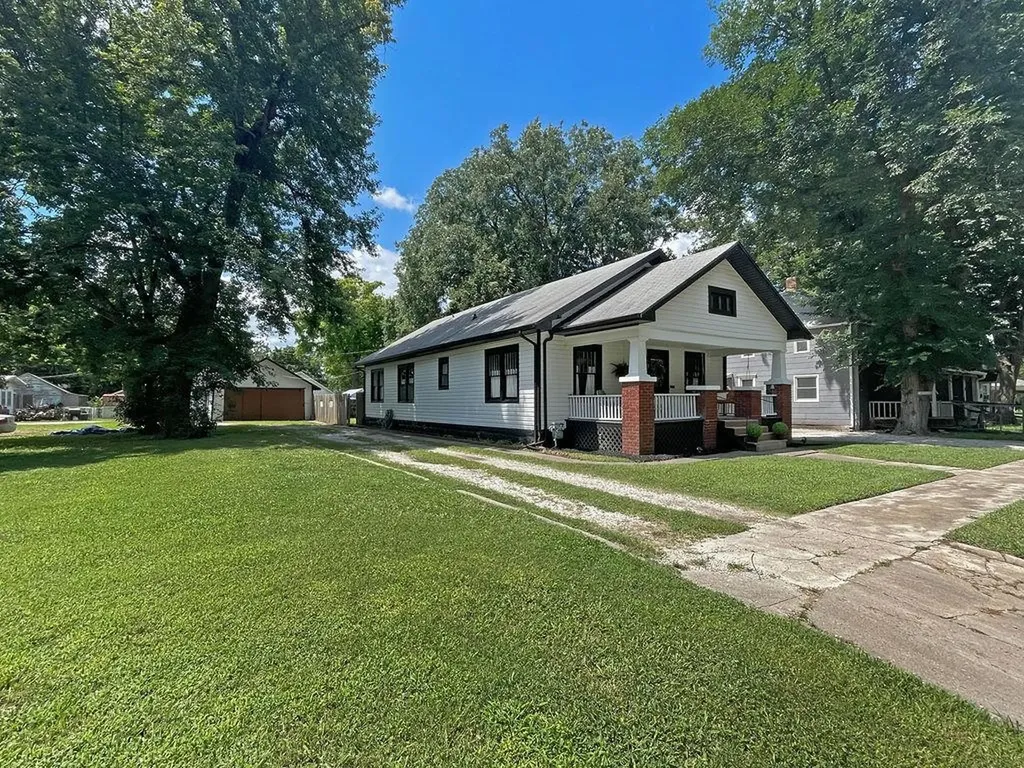 1007 E 14th Winfield KS 67156