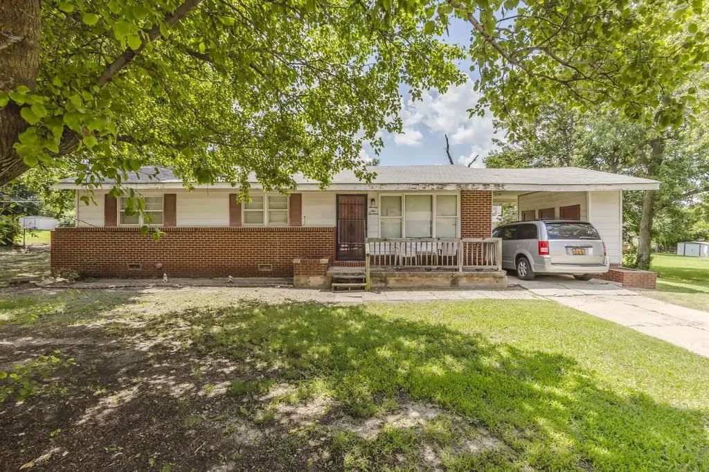 2613 Fairmount Wichita KS 67220