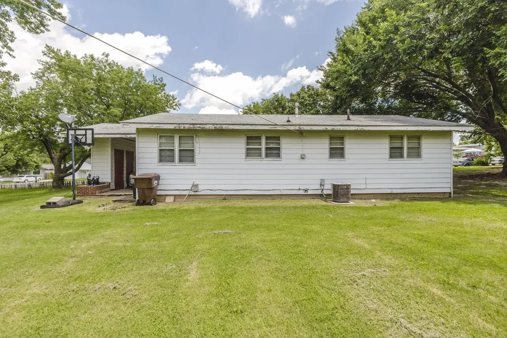 2613 Fairmount Wichita KS 67220