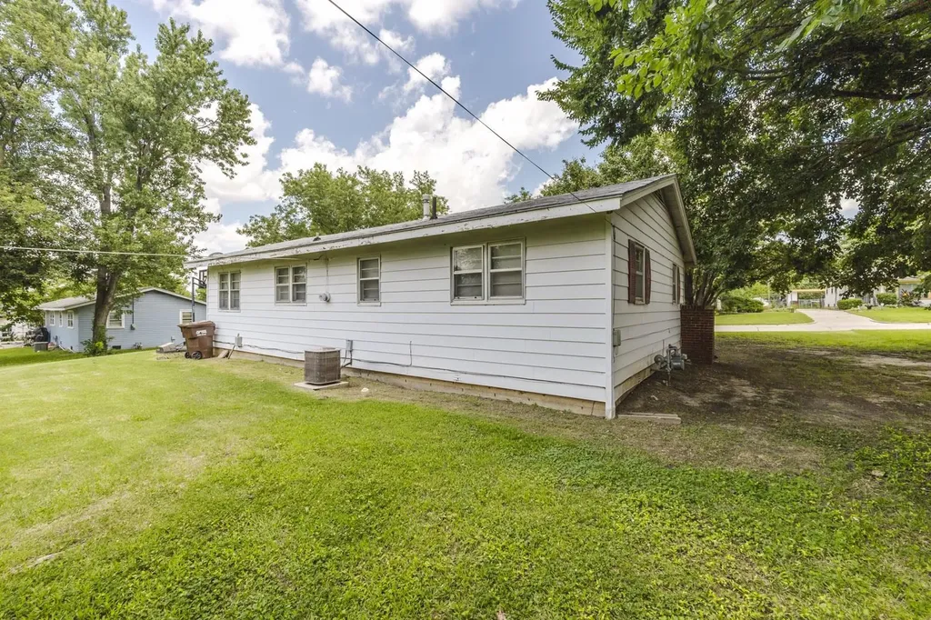 2613 Fairmount Wichita KS 67220