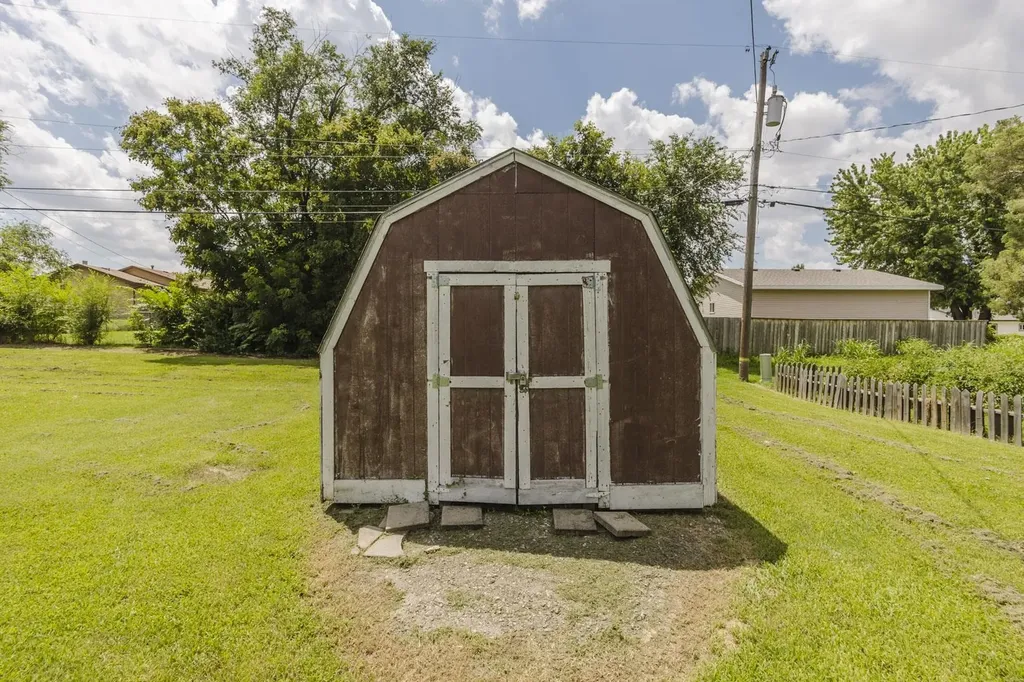 2613 Fairmount Wichita KS 67220