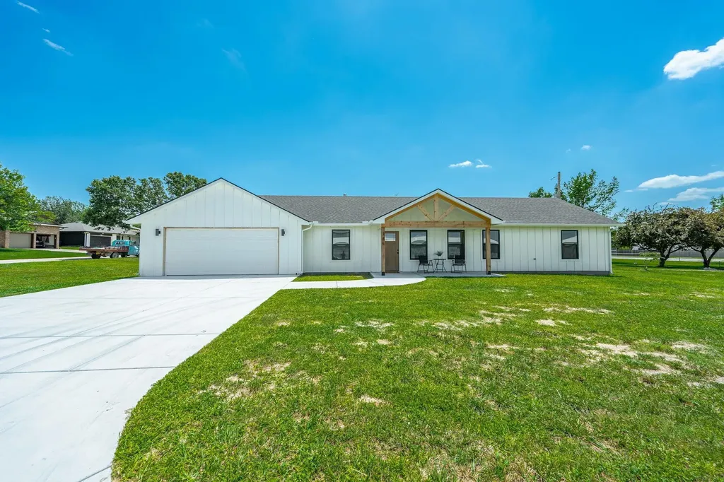 765 N Kansas Court Benton KS 67017