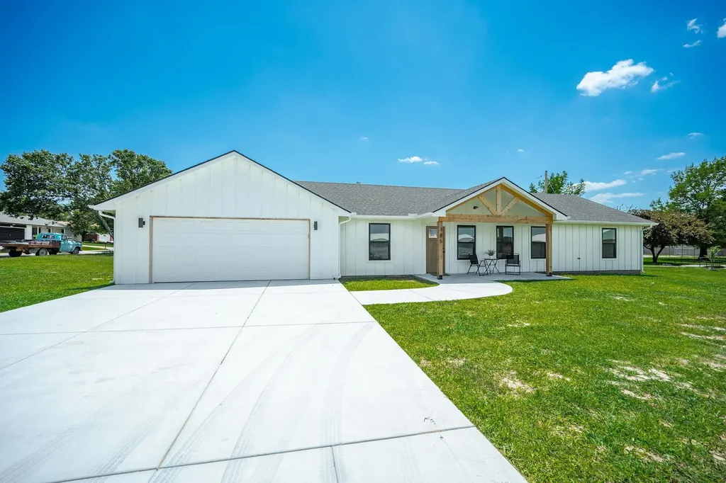 765 N Kansas Court Benton KS 67017