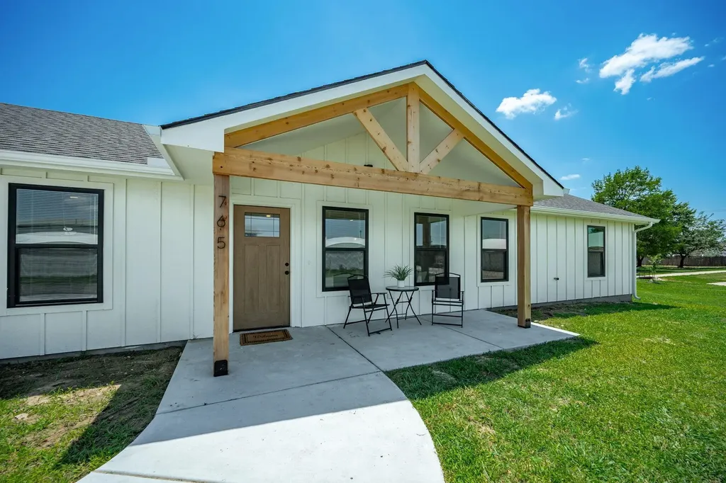 765 N Kansas Court Benton KS 67017