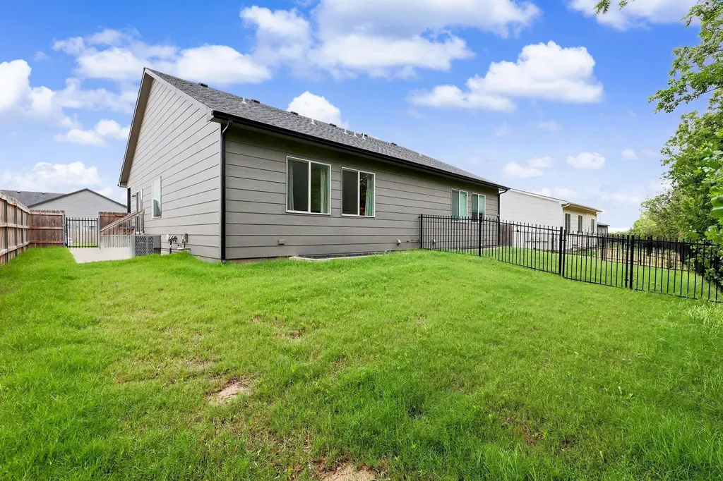 5320 N Pinecrest Street Bel Aire KS 67220