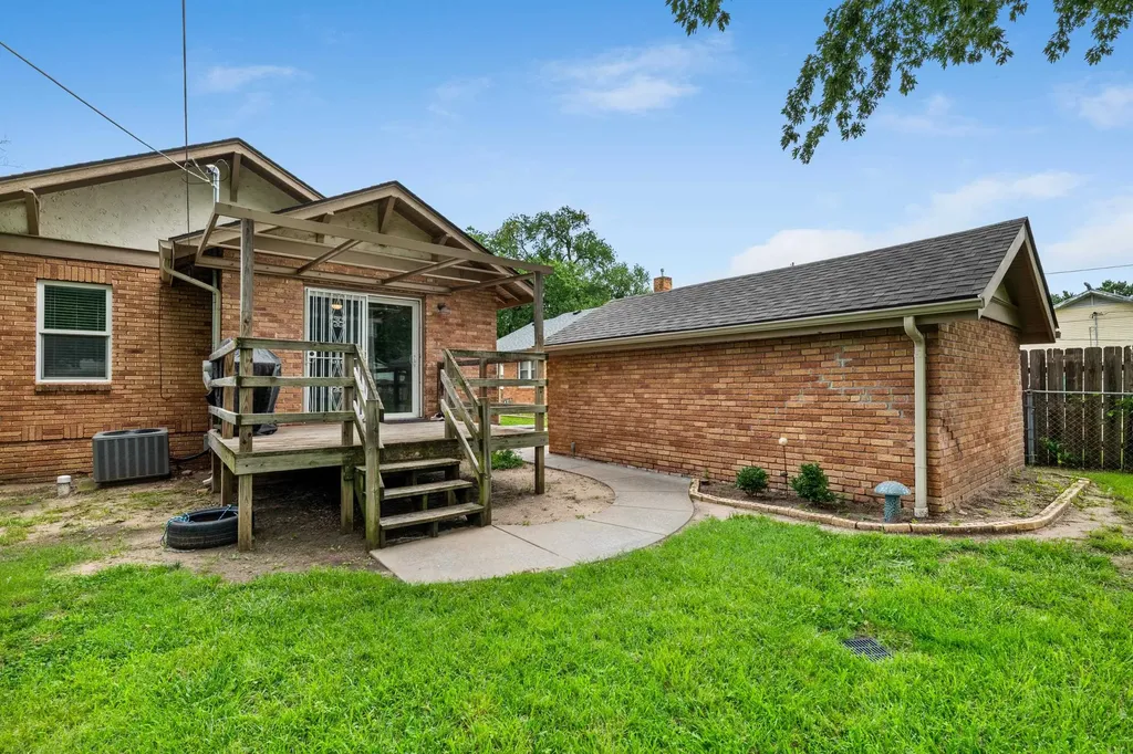 1519 S Martinson Wichita KS 67213