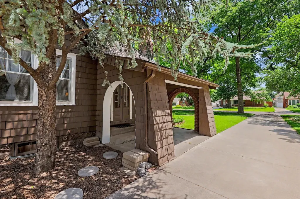 1239 N Perry Avenue Wichita KS 67203