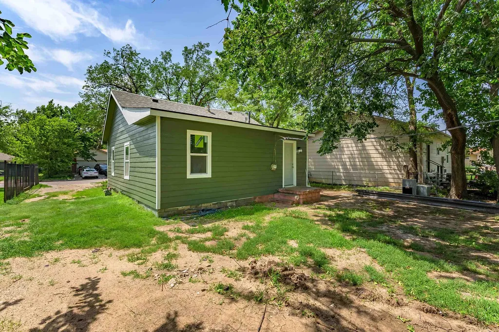 1242 N Piatt Avenue Wichita KS 67214