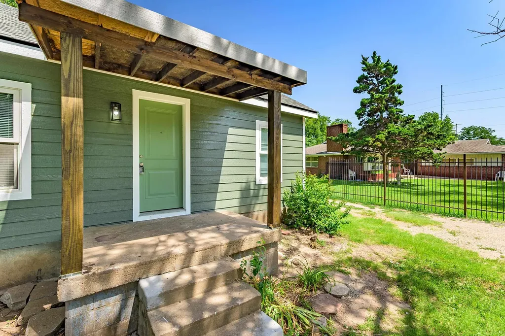 1242 N Piatt Avenue Wichita KS 67214