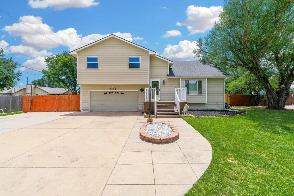 517 E Brownie Rose Hill KS 67133