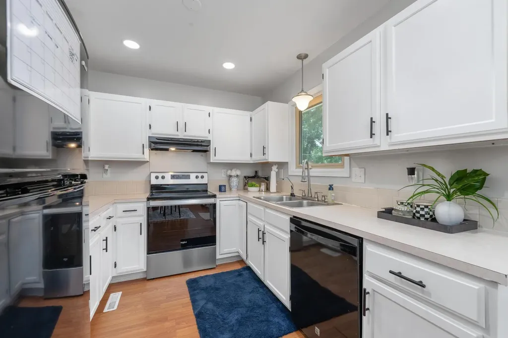 517 E Brownie Rose Hill KS 67133