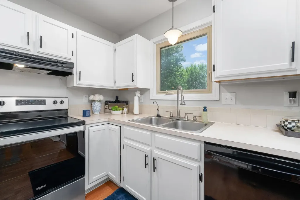 517 E Brownie Rose Hill KS 67133