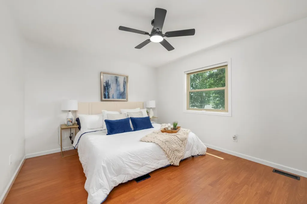 517 E Brownie Rose Hill KS 67133