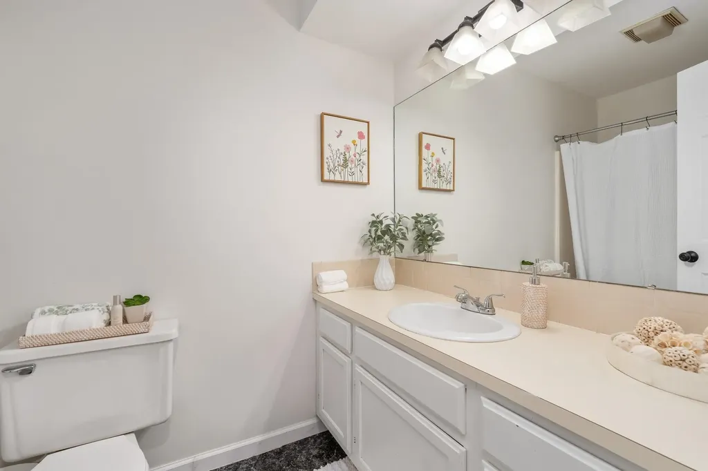517 E Brownie Rose Hill KS 67133