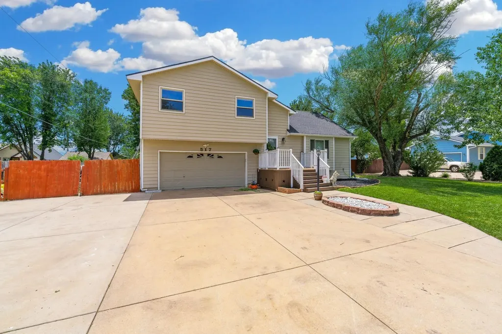 517 E Brownie Rose Hill KS 67133