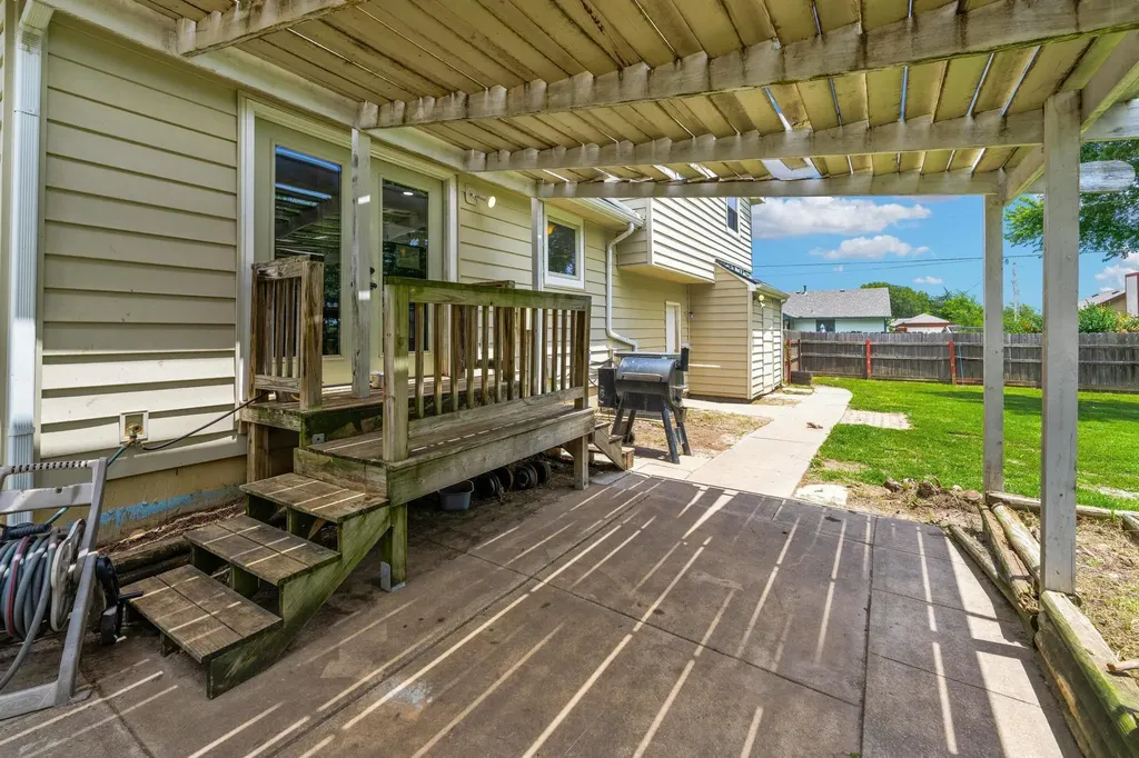 517 E Brownie Rose Hill KS 67133