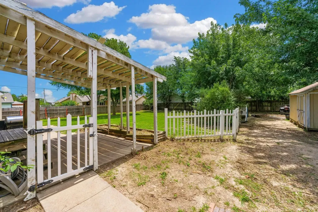 517 E Brownie Rose Hill KS 67133