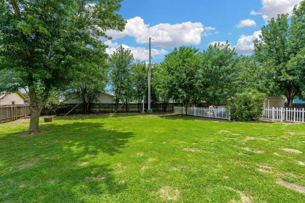 517 E Brownie Rose Hill KS 67133