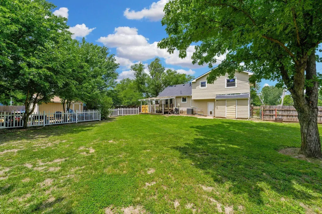 517 E Brownie Rose Hill KS 67133