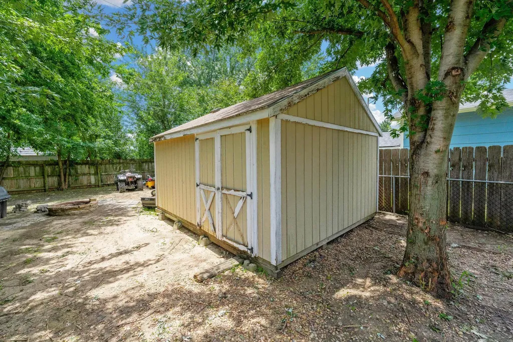 517 E Brownie Rose Hill KS 67133