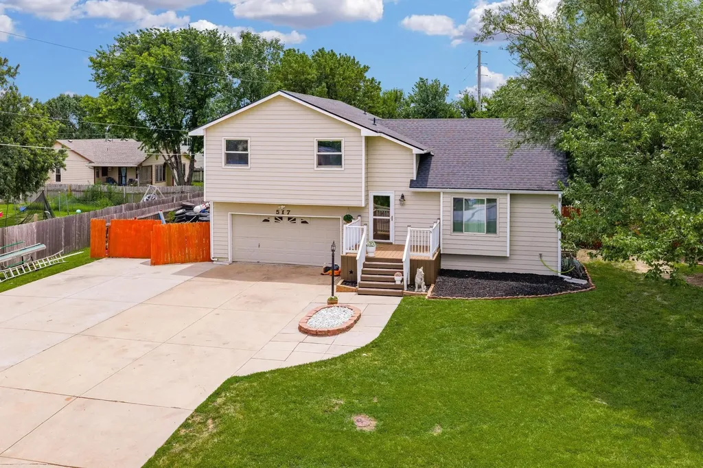 517 E Brownie Rose Hill KS 67133