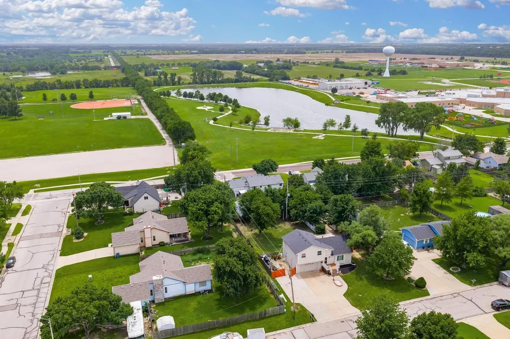 517 E Brownie Rose Hill KS 67133