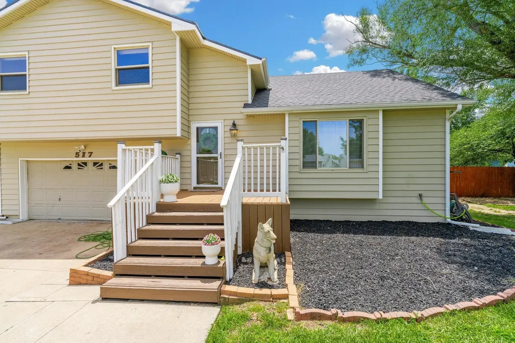 517 E Brownie Rose Hill KS 67133