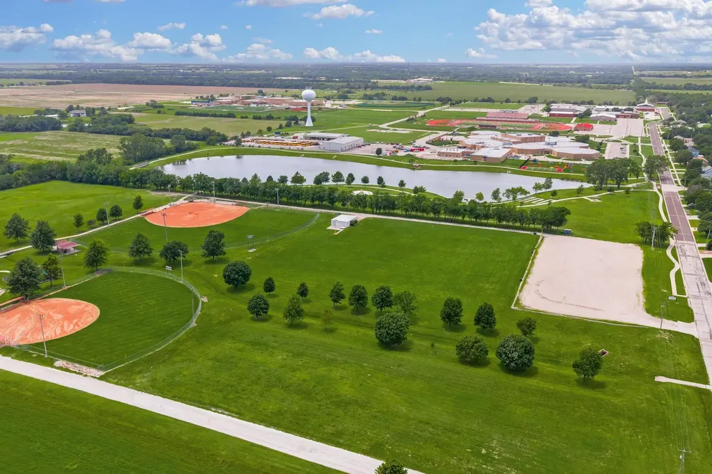 517 E Brownie Rose Hill KS 67133