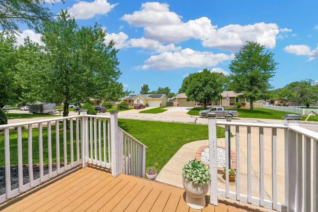 517 E Brownie Rose Hill KS 67133