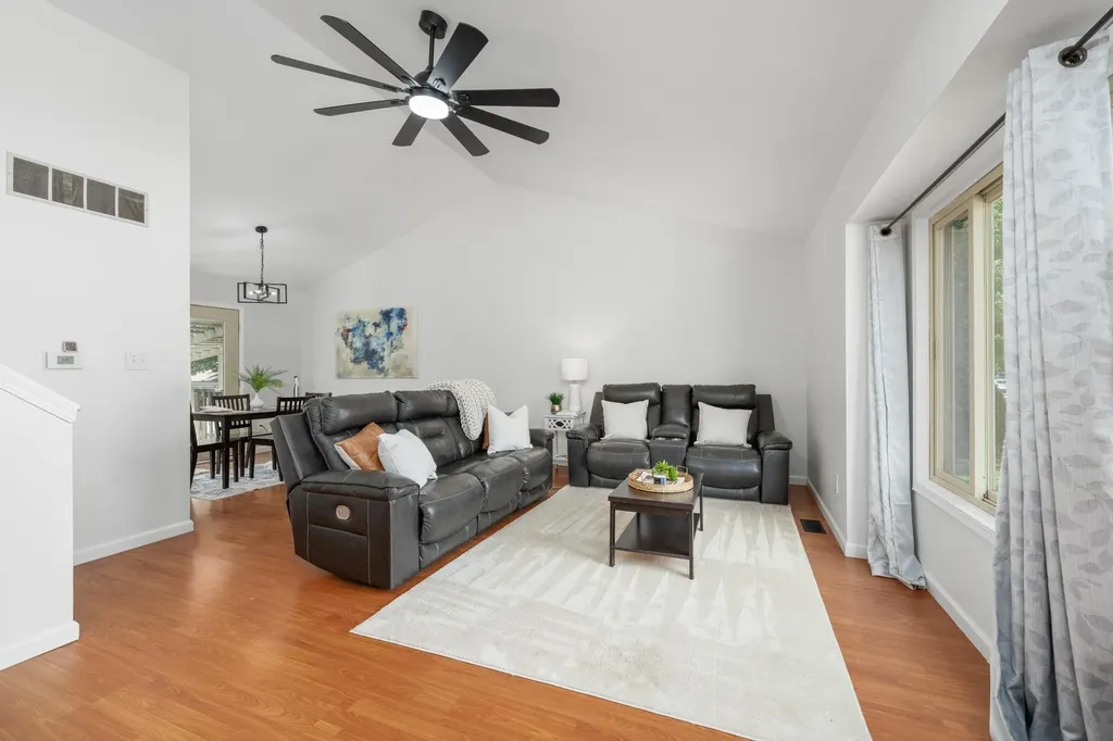 517 E Brownie Rose Hill KS 67133
