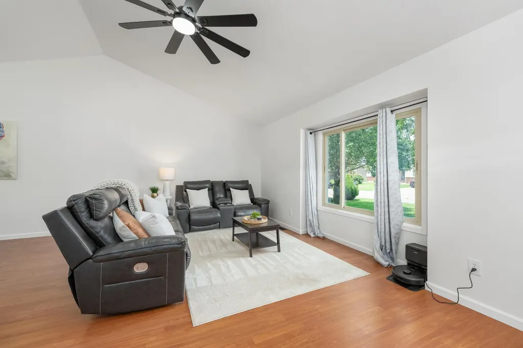 517 E Brownie Rose Hill KS 67133