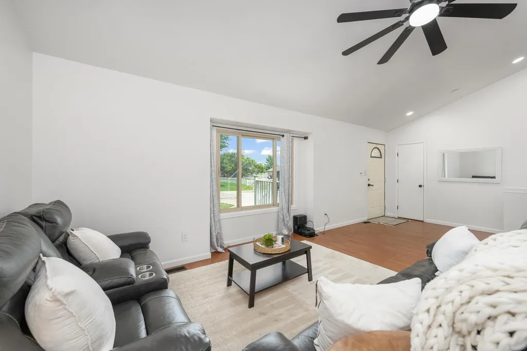 517 E Brownie Rose Hill KS 67133