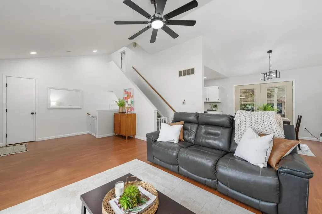 517 E Brownie Rose Hill KS 67133