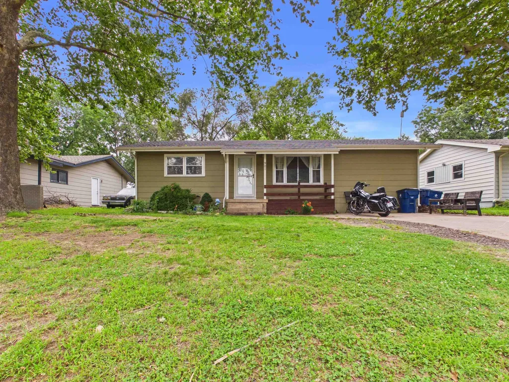 901 N Foulk Drive Belle Plaine KS 67013