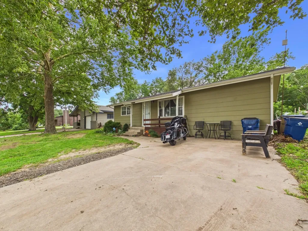 901 N Foulk Drive Belle Plaine KS 67013