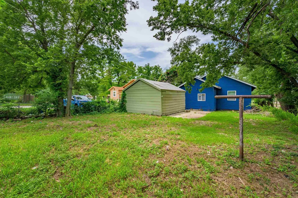1106 N Grove Avenue Wichita KS 67214