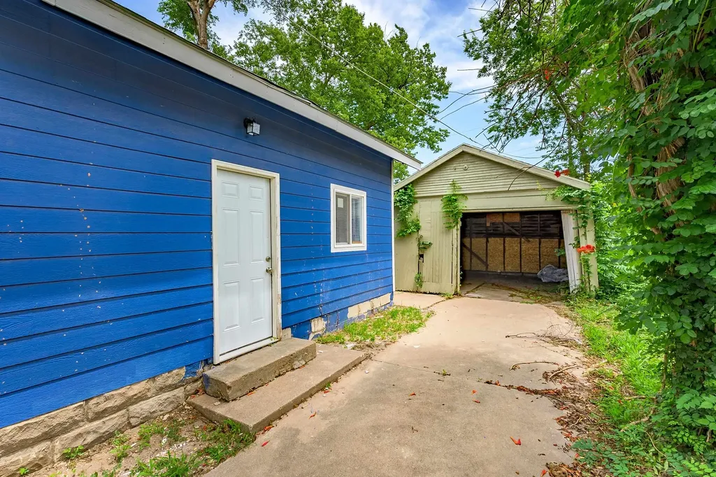 1106 N Grove Avenue Wichita KS 67214