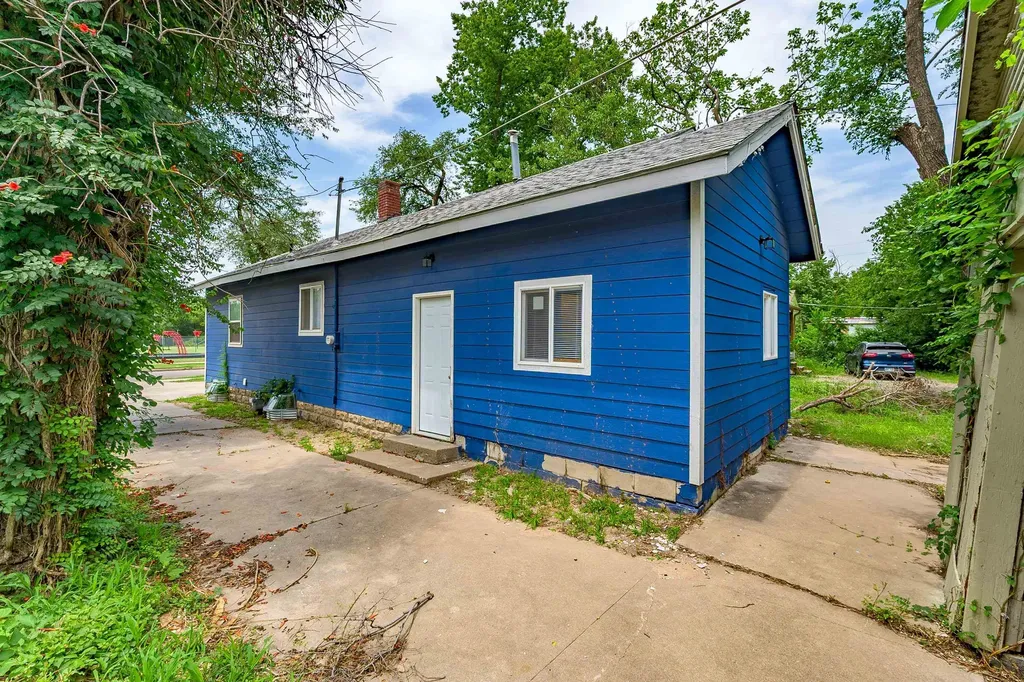 1106 N Grove Avenue Wichita KS 67214