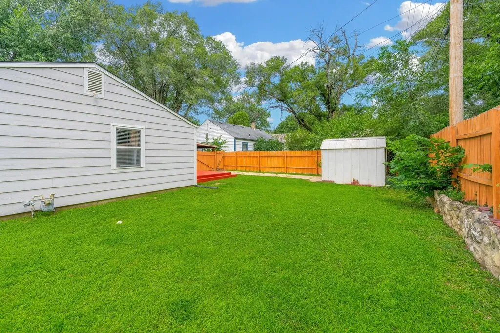1230 N Bobbie Street Augusta KS 67010