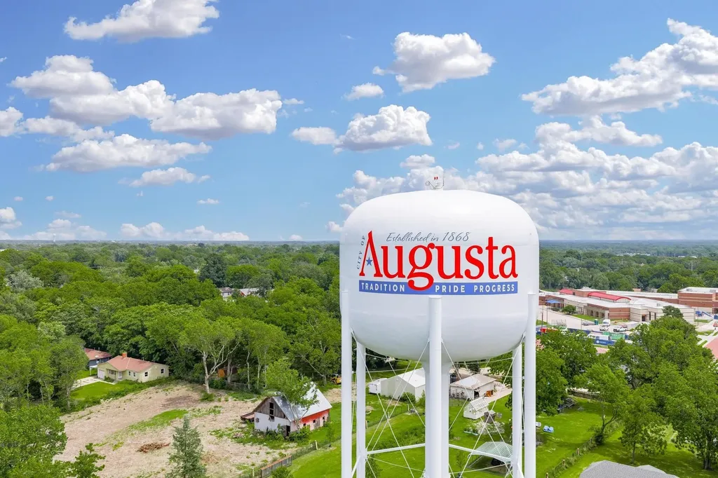 1230 N Bobbie Street Augusta KS 67010
