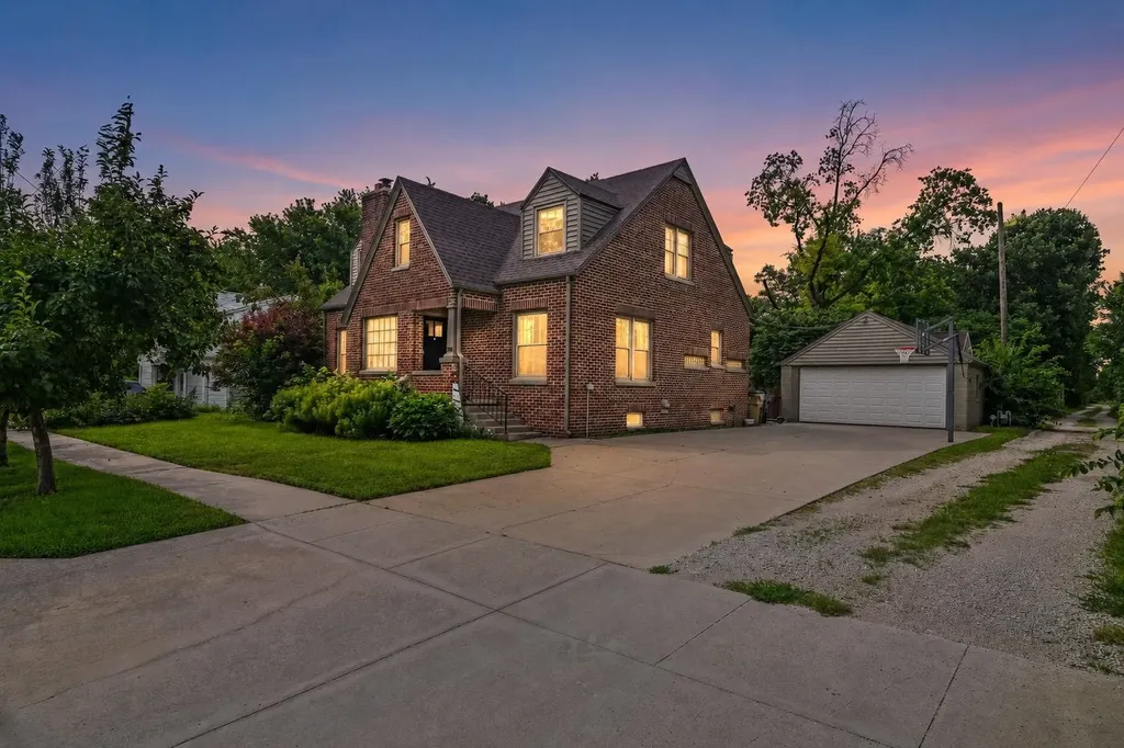 109 E Academy Hesston KS 67062