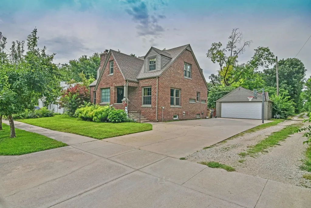 109 E Academy Hesston KS 67062