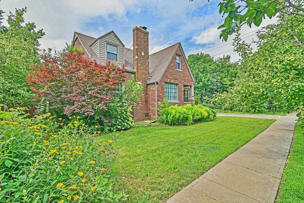 109 E Academy Hesston KS 67062