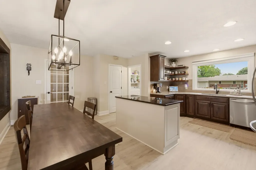 9 W Rolling Hills Drive Wichita KS 67212