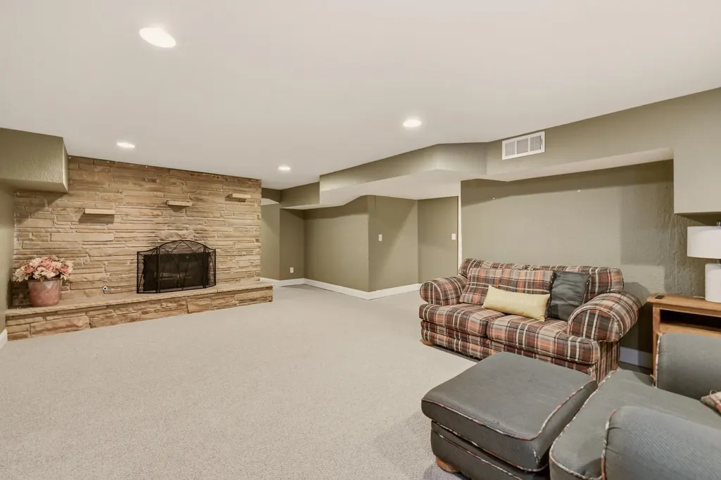 9 W Rolling Hills Drive Wichita KS 67212