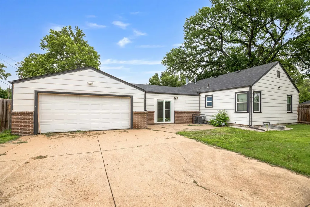 2739 S Rose Marie Court Wichita KS 67216