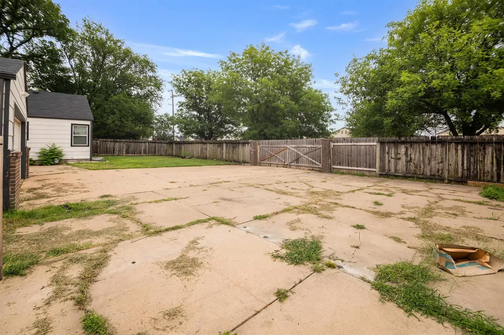 2739 S Rose Marie Court Wichita KS 67216